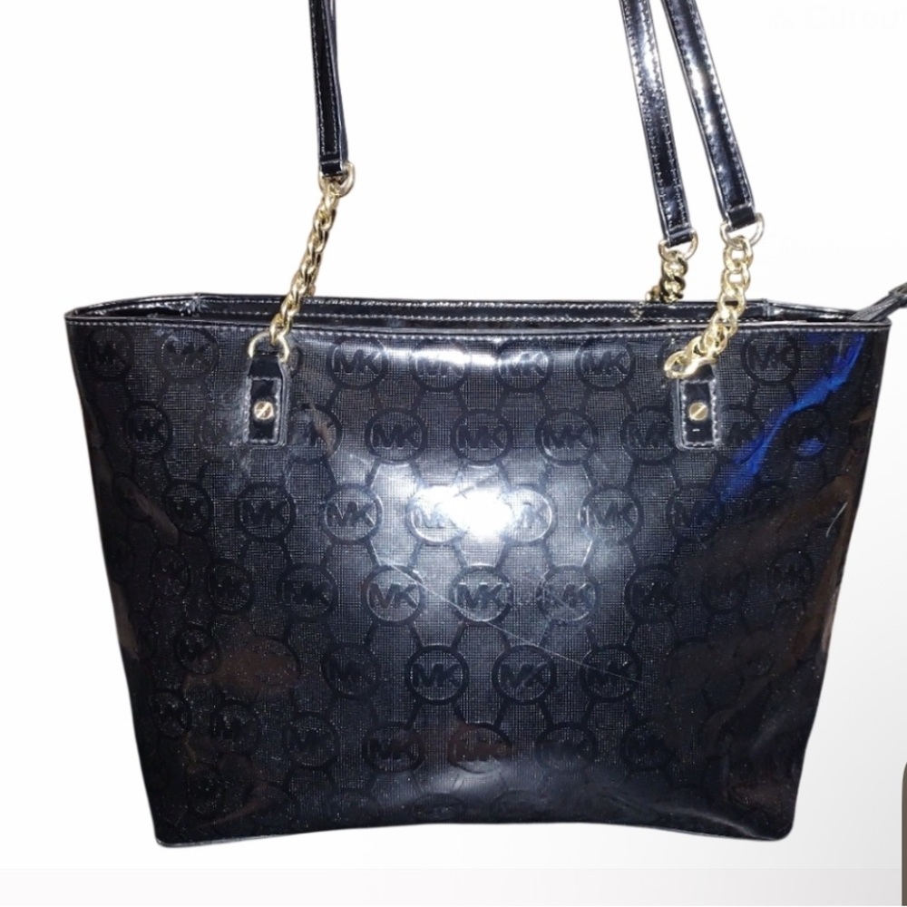 MICHAEL KORS Black Patent Jet Set
Chain Tote With Zippered Top